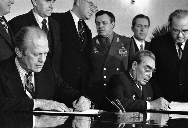 Gerald Ford et Léonid Brejnev signant un communiqué relatif à la limitation des armes nucléaires à Vladivostok le 24/11/1974