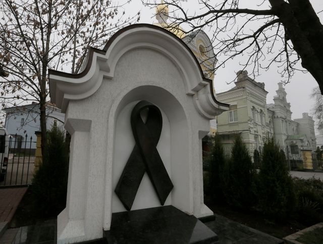 A Kiev, le symbole du sida est affiché à l'entrée du grand monastère de Lavra