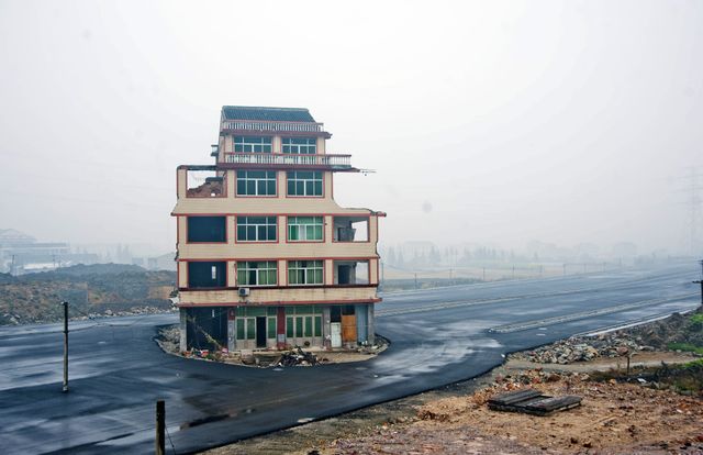 Chine, une maison au milieu de l'autoroute
