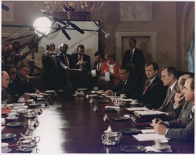 Le président Bush participant à une réunion du Conseil National de Sécurité sur l'invasion du Koweit par l'Irak, le 2 août 1990