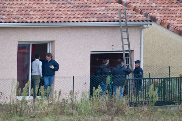 Les policiers fouillent la maison d'Abdelkader Merah