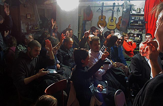 Ouverture du Festival du Nouveau mot à l'atelier Baschet, à Paris. Le vote des participants
