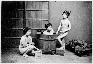 Jeunes filles asiatiques au bain