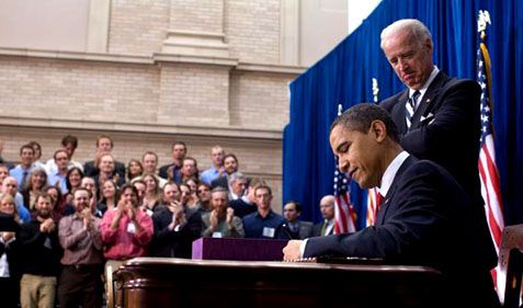 Barak Obama signe le Recovery Act