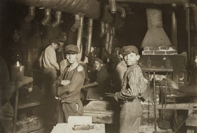 Enfants travaillant dans une usine de fabrication de verre en Indiana - 1908