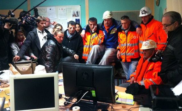 Dans le local syndical, les ArcelorMittal de Florange attendent l'annonce de Jean-Marc Ayrault