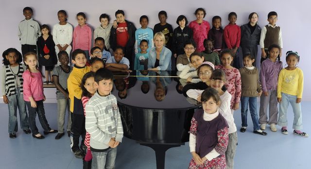 Sofi Jeannin, directrice musicale de la Maîtrise de Radio France, avec les maîtrisiens de Bondy.