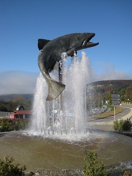 « La truite » avenue du Maréchal de Lattre de Tassigny à Ornans en Franche-Comté, par le sculpteur Pascal Coupot