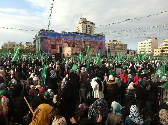 Des milliers de palestiniens massés place de la Katiba à Gaza.