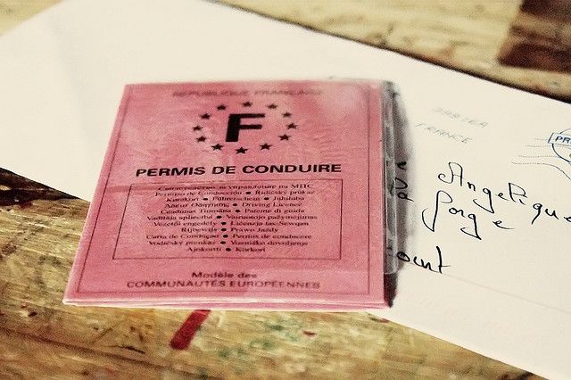 Permis de conduire sur une enveloppe