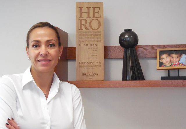 Catalina Escobar, dans son bureau à Bogotá, à côté du prix CNN