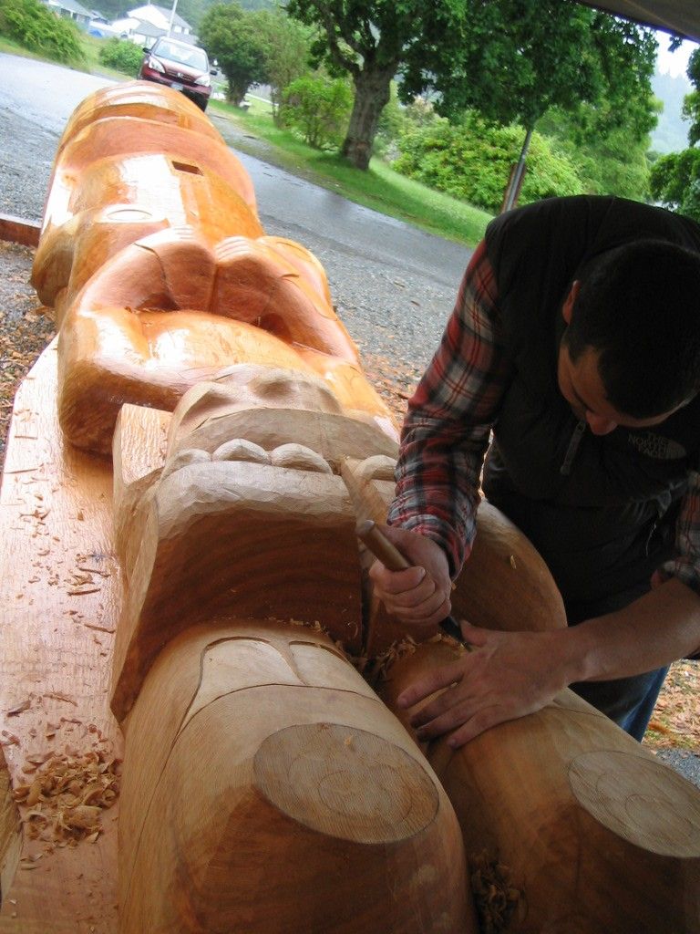 sculpture d'un mât totémique