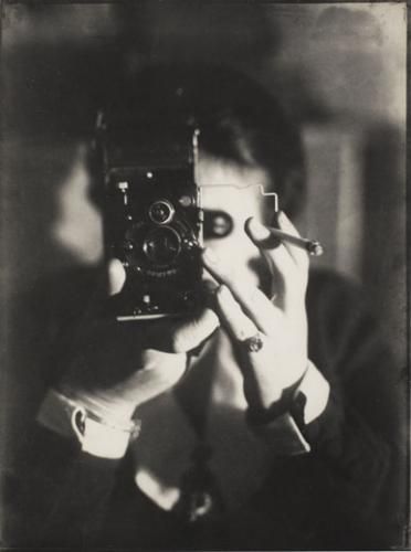 ?selbsporträt mit ikarette, 1925