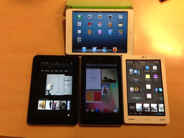 En haut, l'Ipad Mini puis de gauche à droite : La Kindle Fire HD, la Nexus 7 et la Kobo Arc