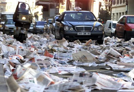 Exemplaires du quotidien gratuit Metro répandus sur la route par le syndicat du Livre en 2002
