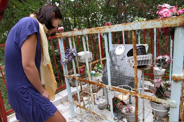 Amra devant un des mémoriaux sur la route entre Sarajevo et Srebrenica