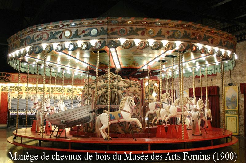 manège de chevaux de bois du Musée des Arts Forains (1900)