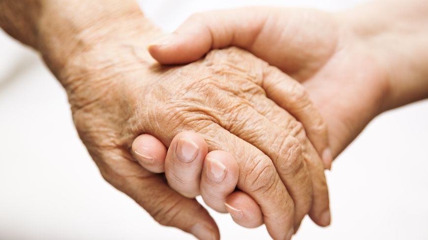 Personne âgée aidée dans un hôpital