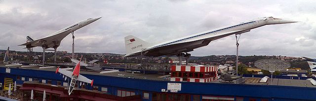 Le Concorde (à gauche) et le Tupolev 144 (à droite) en exposition au musée de Sinsheim (Allemagne)