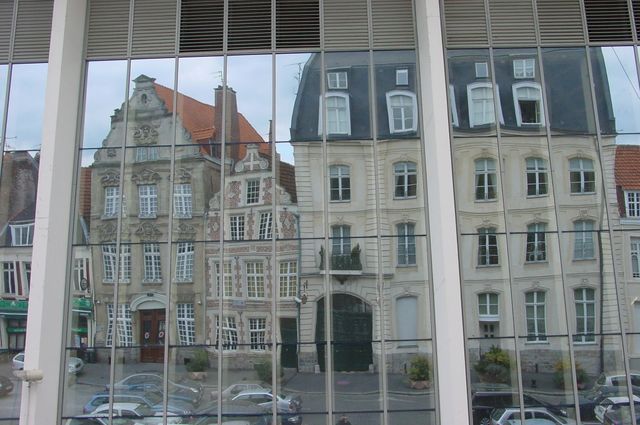 Reflet de façades anciennes sur le marché couvert à Cambrai