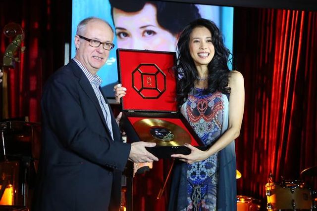 Karen Mok et Max Hole, PDG d'Universal international