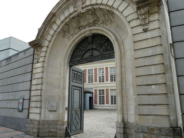 Portail de l'hôtel de Franqueville à Cambrai