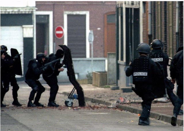 29 mars 1996, prise d'assaut par le Raid de la maison où sont réfugiés des membres du gang de Roubaix