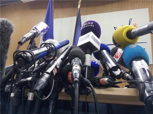 micros journalistes horde foule événement média