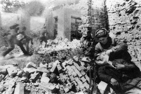 Un soldat soviétique soigne un de ses compagnons blessé.