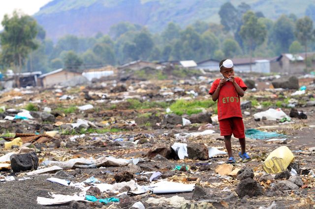 Enfant marchant dans un camp à Nyaruchinga (novembre 2012)