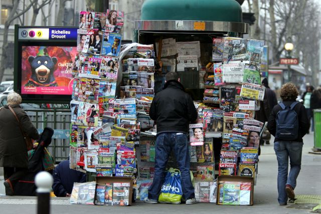 Kiosque à journaux parisien