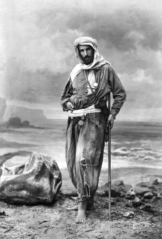 Pierre Savorgnan de Brazza en explorateur, photographié par Félix Nadar