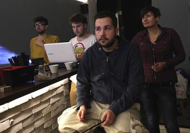 Ewa et les graphistes qui l'aident à déssiner le logo de son bar