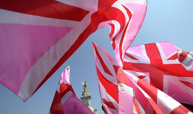 Devant Buckingham Palace, l’Union Jack aux couleurs des manifestants pro mariage-gay