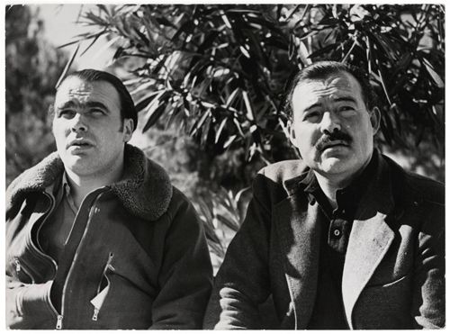 Robert Capa, Le général Enrique Líster et Ernest Hemingway (à droite) Móra d’Èbre, front d’Aragon, 5 novembre 1938