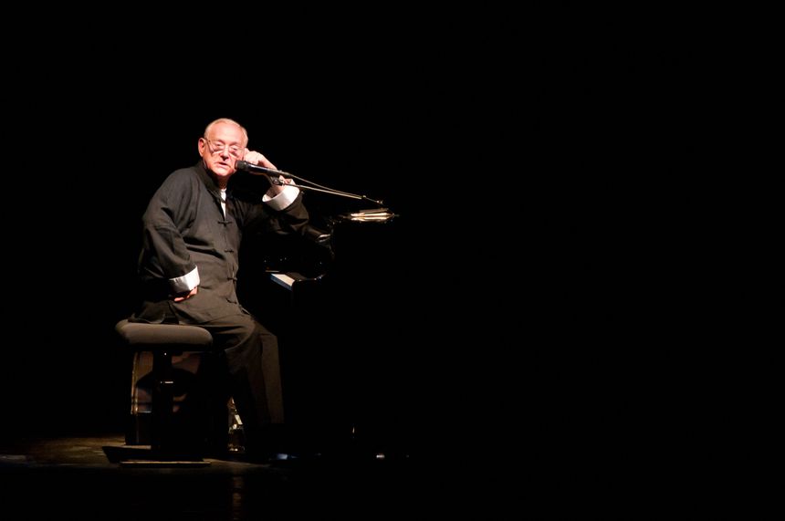 William Sheller lors d'un concert aux Folies Bergères (2013)