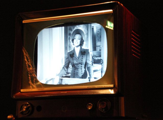 Dans l'exposition L'univers de la mode de Jean-Paul Gaultier diffusion de son film fétiche