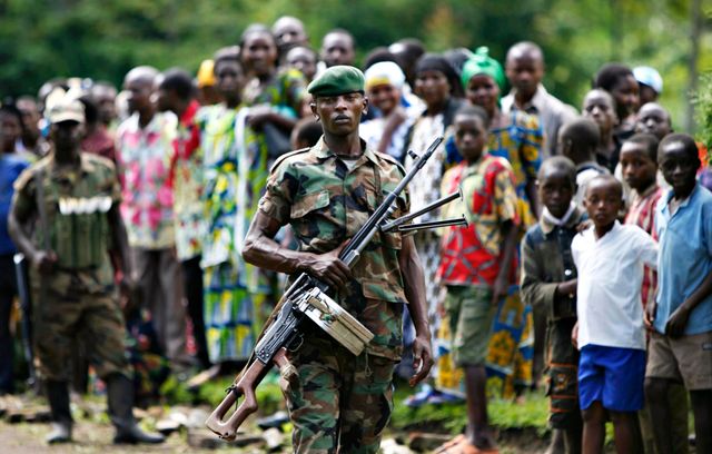 Soldat rebelle dans un village
