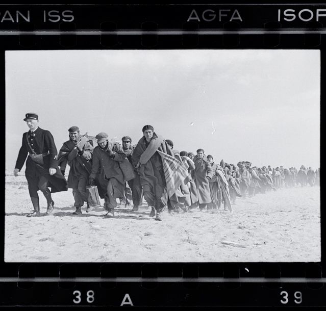 Robert Capa, Exilés républicains emmenés vers un camp d’internement Le Barcarès, 1939