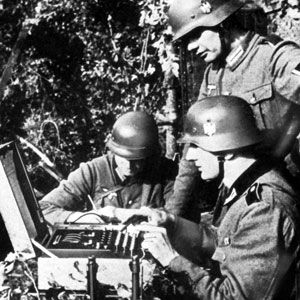 Soldats allemands utilisant la machine Enigma