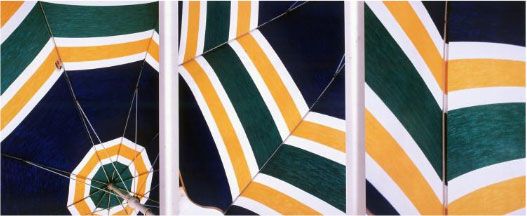 Raymond Hains, Tryptique des parasols, 2003, photographie