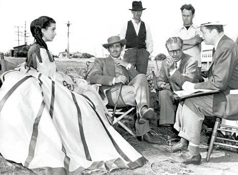 Vivien Leigh, Clark Gable et Victor Fleming (celui qui porte des lunettes) sur le tournage du film Autant en Emporte le Vent