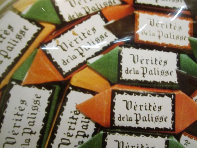 Raymond Hains, détail d'une photo de boites de friandises