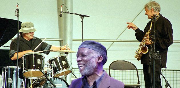Ahmad Jamal au milieu de Bernard Lubat et de Michel Portal