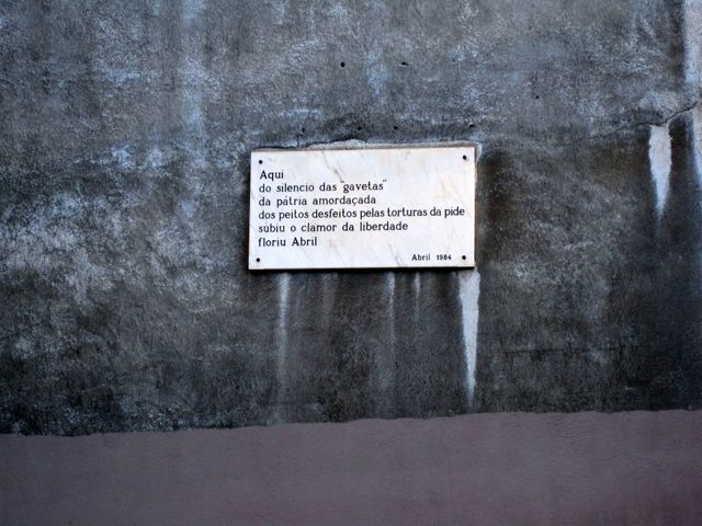 Plaque commémorative sur le mur de l'ancienne prison et centre de torture Aljube à Lisbonne