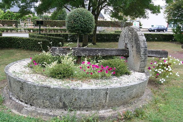 Ancien pressoir dans un jardin public de Soulgé-sur-Ouette