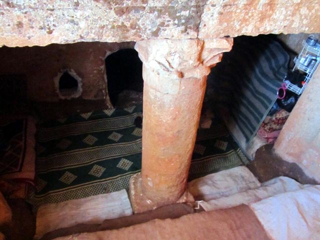 Des familles ont fuit les bombardements et sont allés vivre dans des grottes, sur un site de ruines romaines