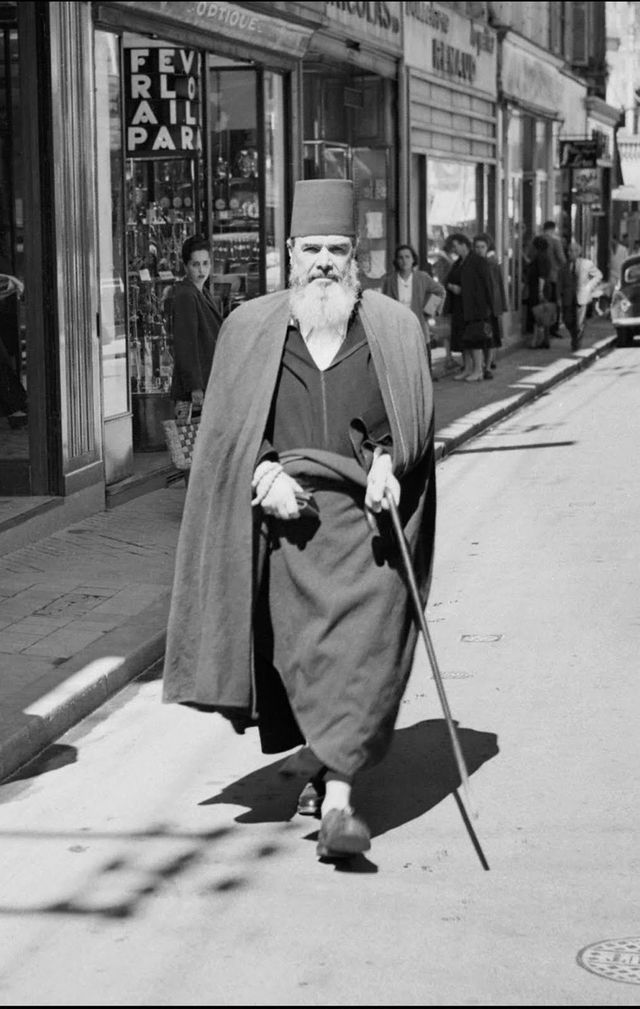 Messali Hadj, fondateur du MNA, dans les rues d'Alger
