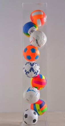 Gérard Deschamps, Sans titre , 1990 Ballons de foot dans boîte plexi