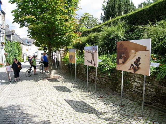 Rue Saint Vincent, La Gacilly, où se déroule une exposition photo en plein air dans le cadre du Festival photo organisé chaque a